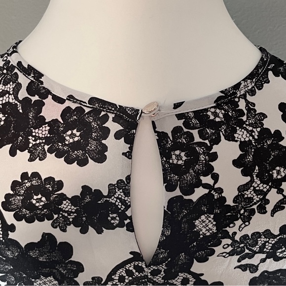 Women’s Vince Camuto cut out shoulder long sleeve B/W floral pattern top - Picture 6 of 10